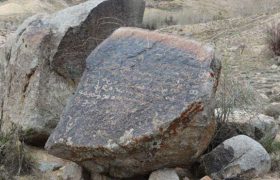 سنگ‌نوشته تازه کشف شده جاغوری افغانستان به زبان بلخی است