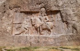 هشت نقش‌برجسته‌ای که هویت پادشاهان ساسانی را به‌روشنی نشان می‌دهد